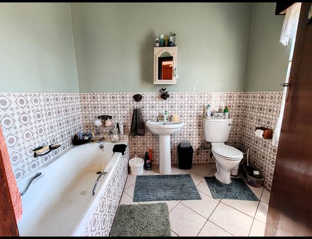 5 BEDROOM HOUSE FOR SALE IN UVONGO